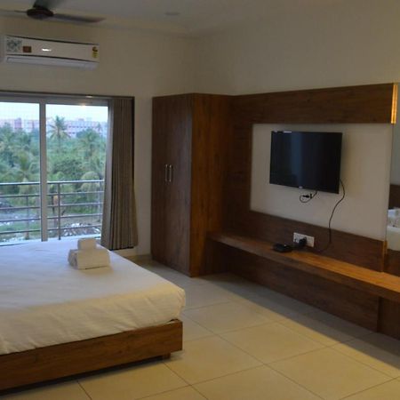 Hotel Revive Veraval Bagian luar foto