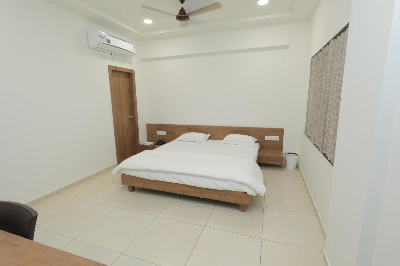 Hotel Revive Veraval Bagian luar foto