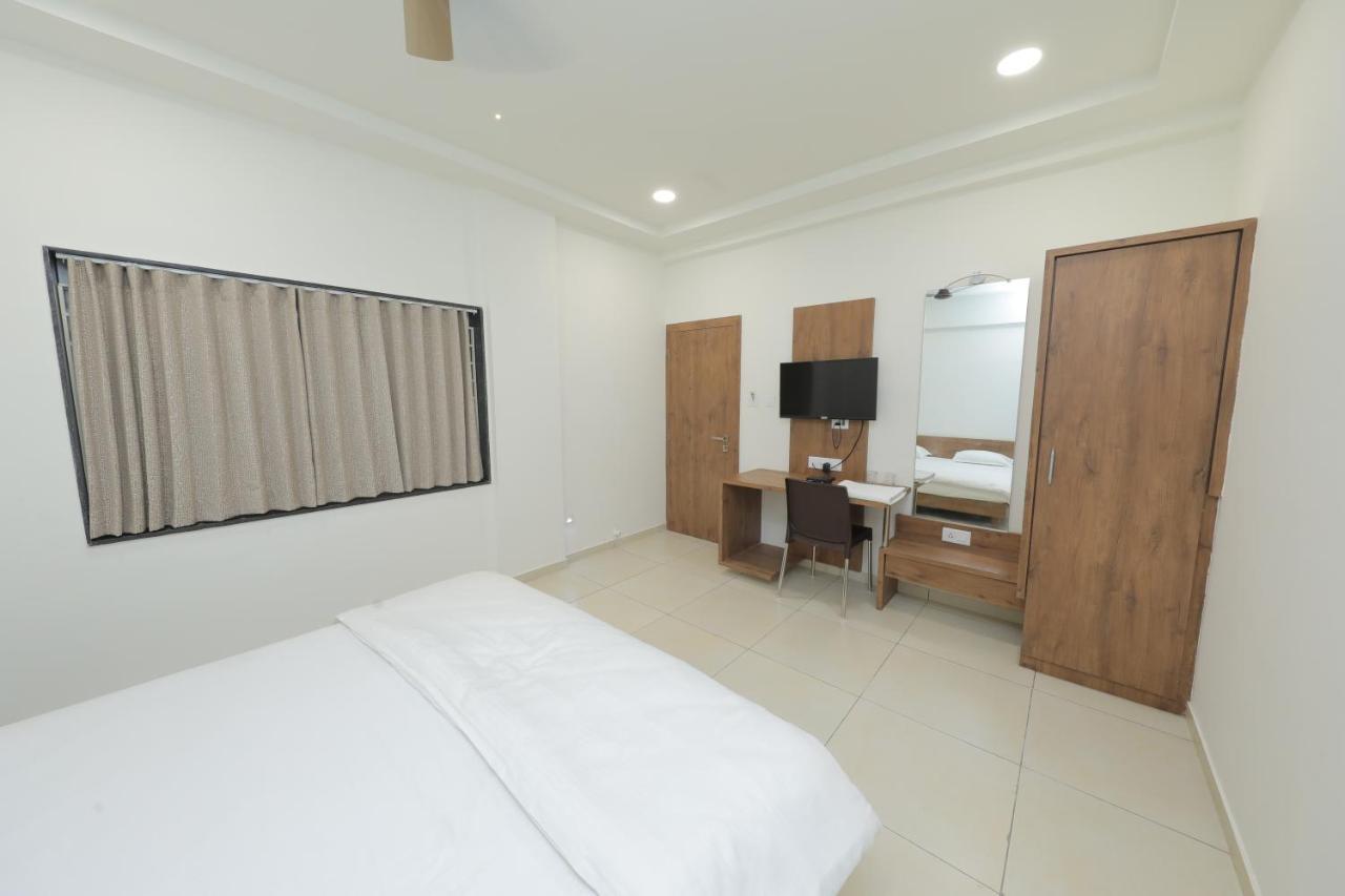 Hotel Revive Veraval Bagian luar foto