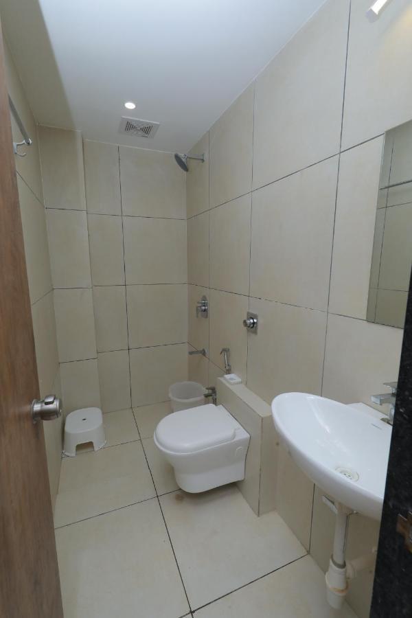Hotel Revive Veraval Bagian luar foto