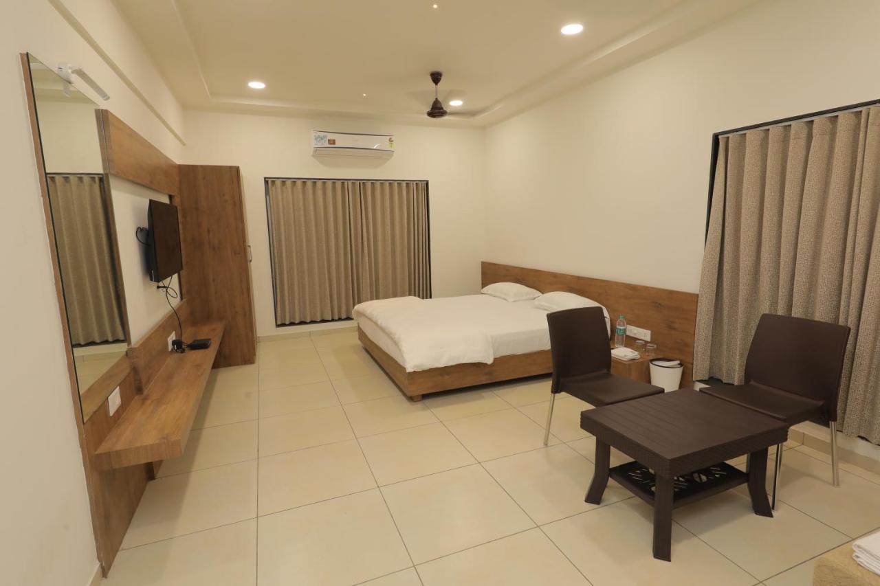 Hotel Revive Veraval Bagian luar foto
