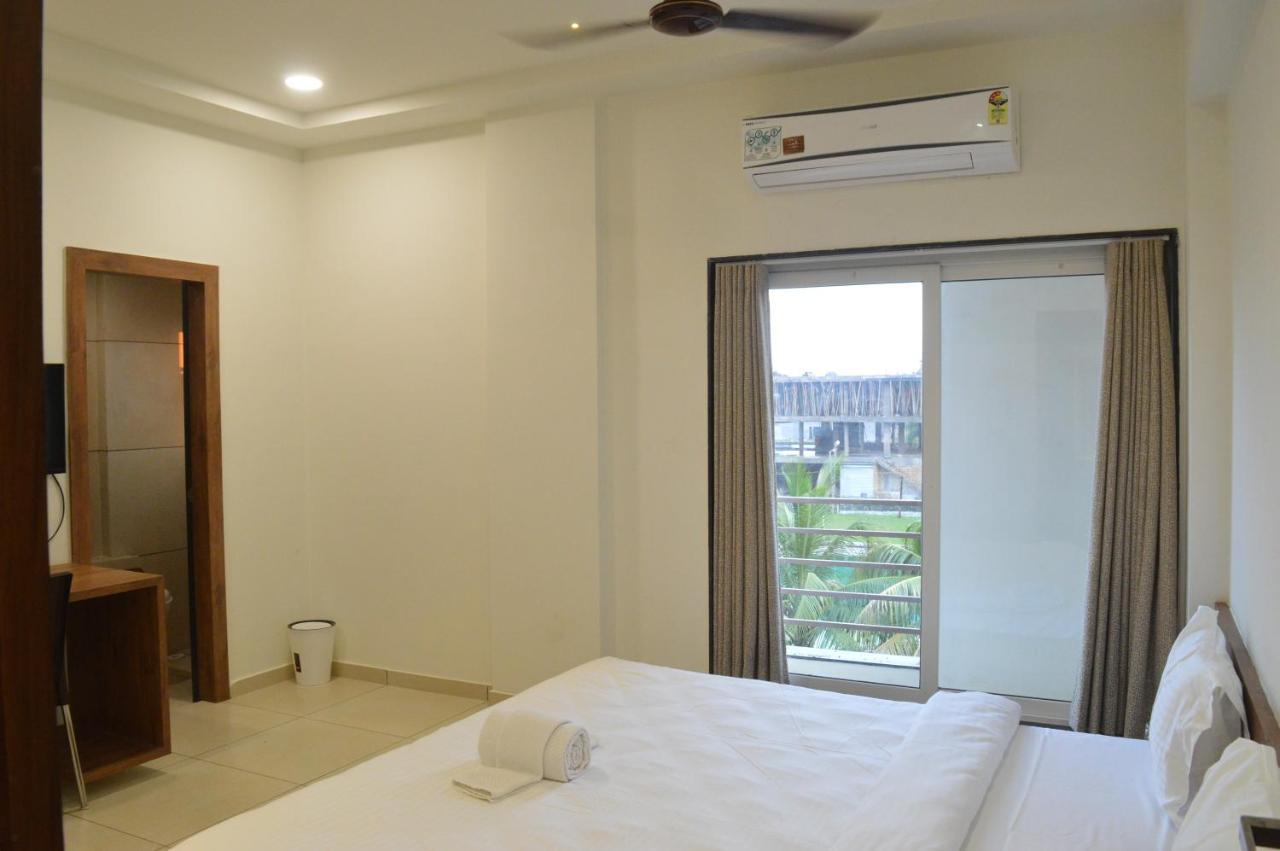 Hotel Revive Veraval Bagian luar foto