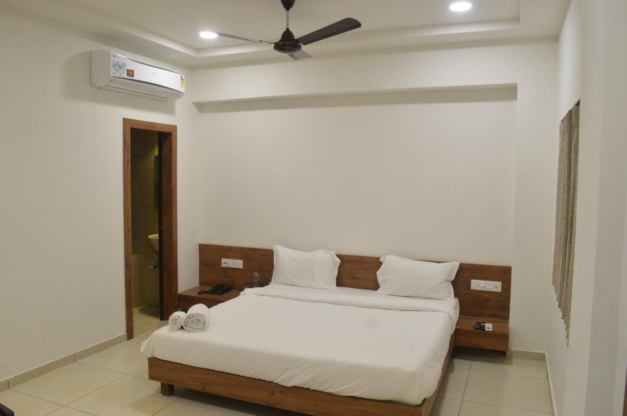 Hotel Revive Veraval Bagian luar foto
