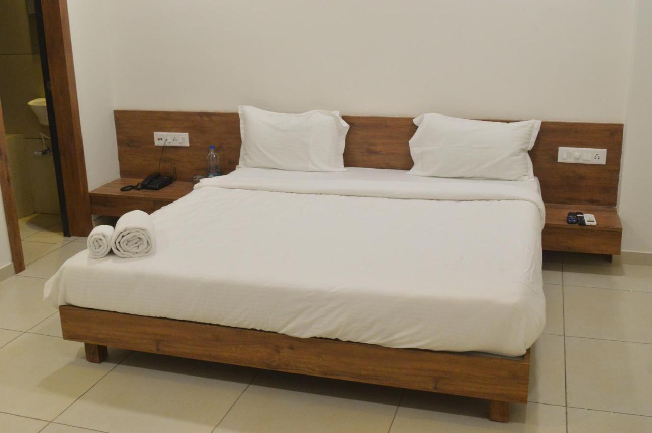 Hotel Revive Veraval Bagian luar foto