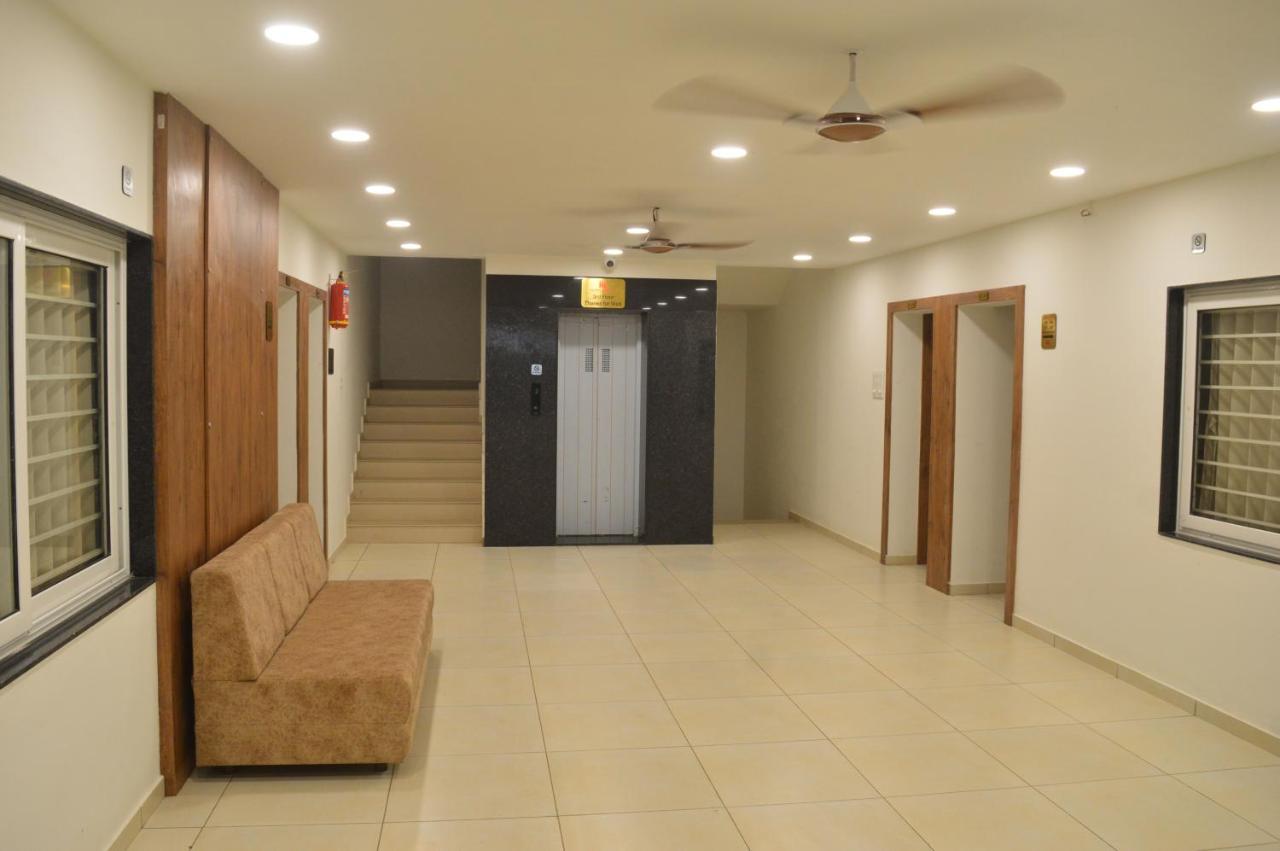 Hotel Revive Veraval Bagian luar foto