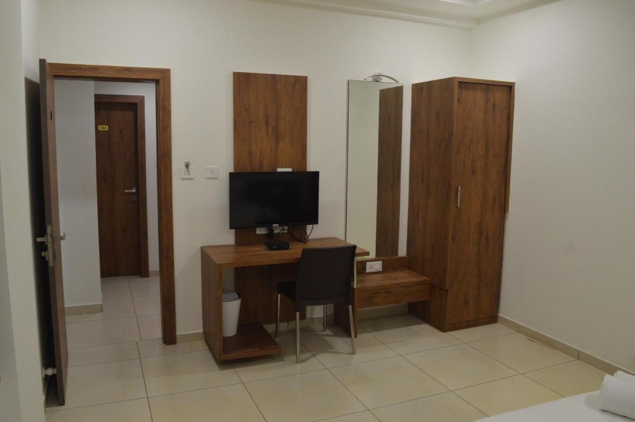 Hotel Revive Veraval Bagian luar foto