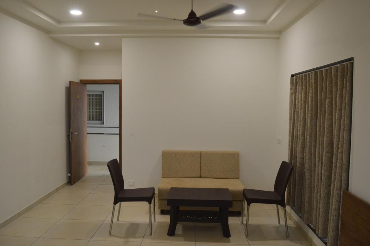 Hotel Revive Veraval Bagian luar foto