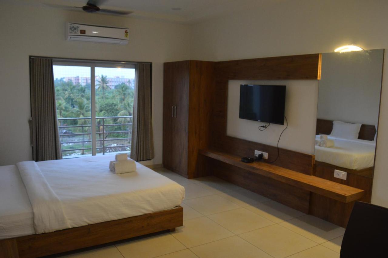 Hotel Revive Veraval Bagian luar foto