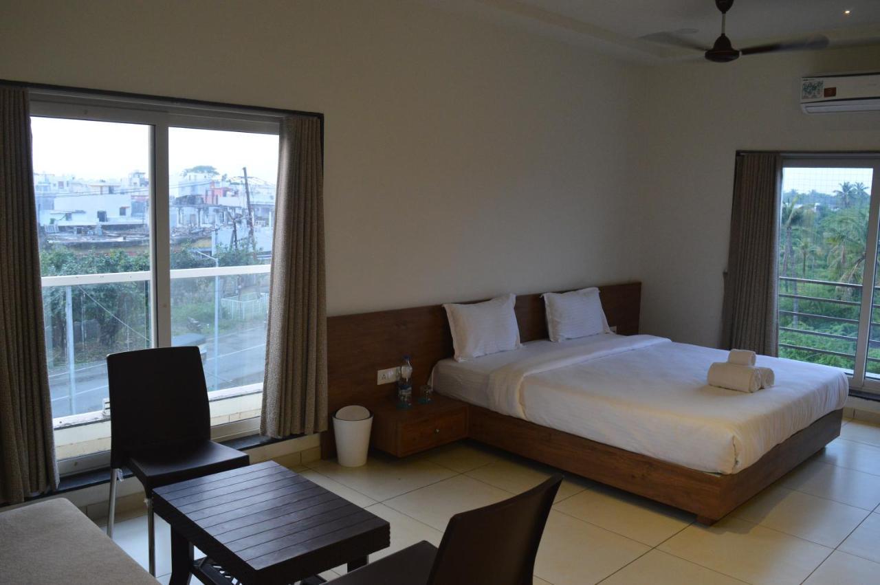 Hotel Revive Veraval Bagian luar foto