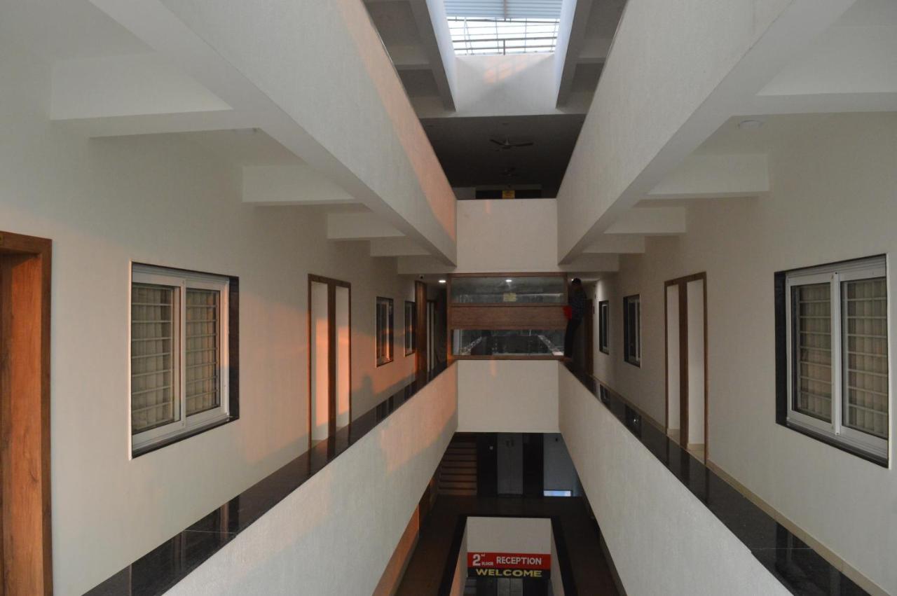 Hotel Revive Veraval Bagian luar foto