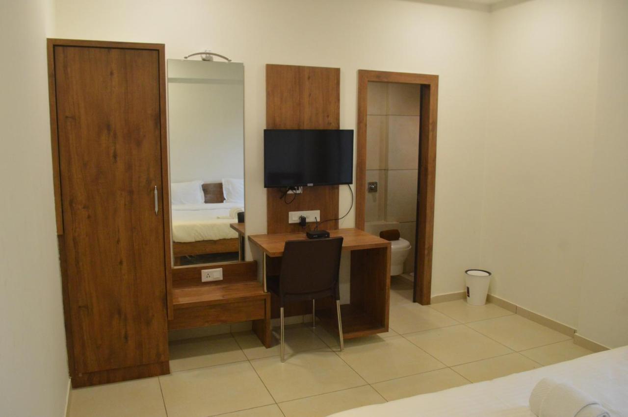 Hotel Revive Veraval Bagian luar foto