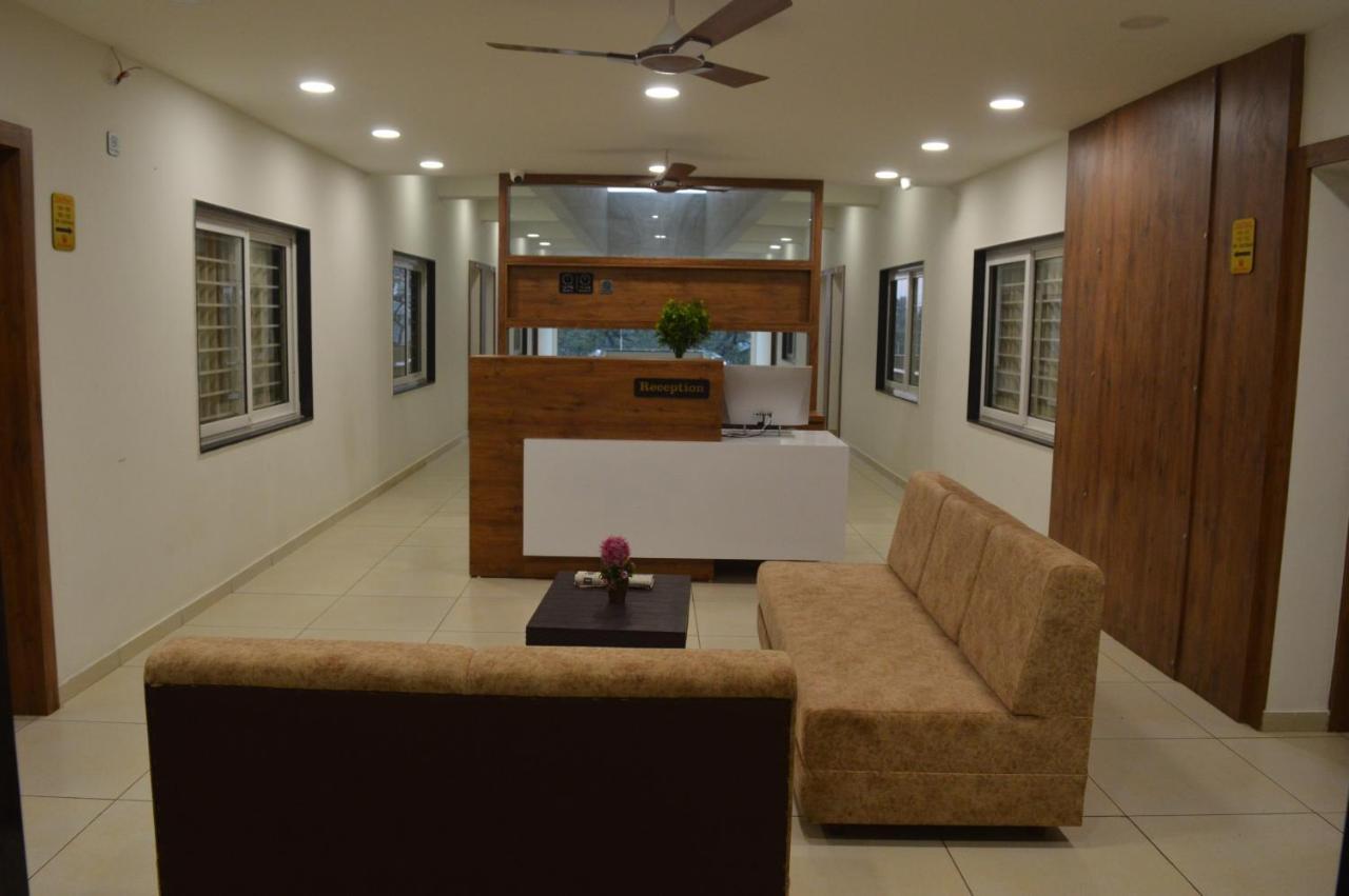 Hotel Revive Veraval Bagian luar foto