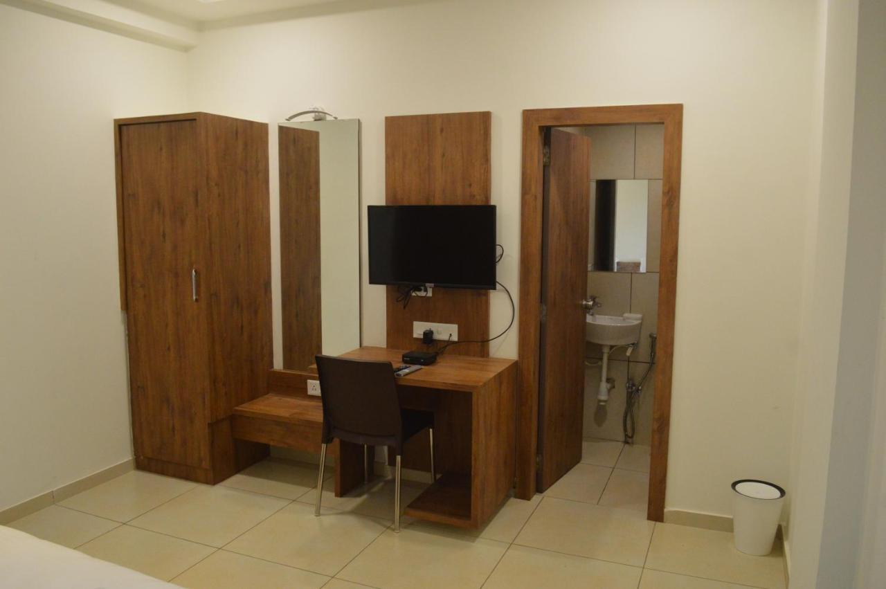 Hotel Revive Veraval Bagian luar foto
