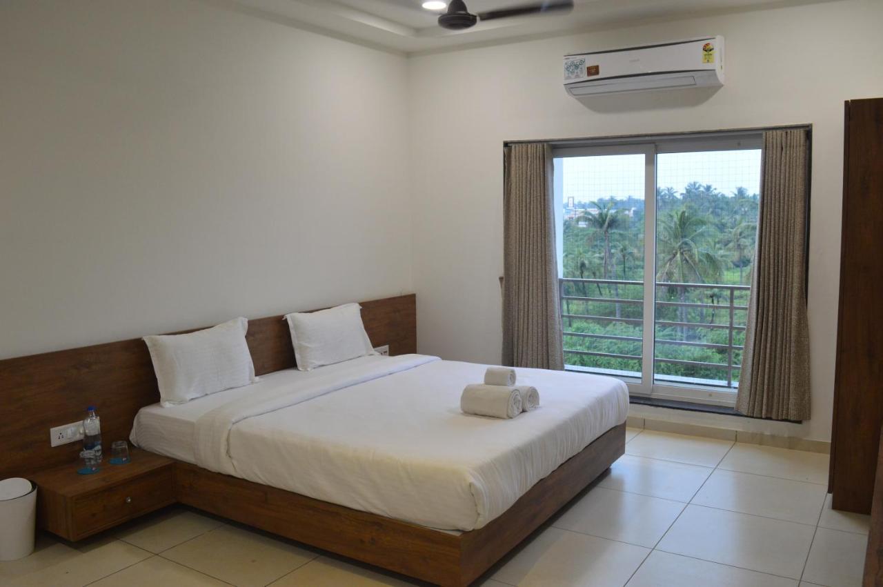 Hotel Revive Veraval Bagian luar foto