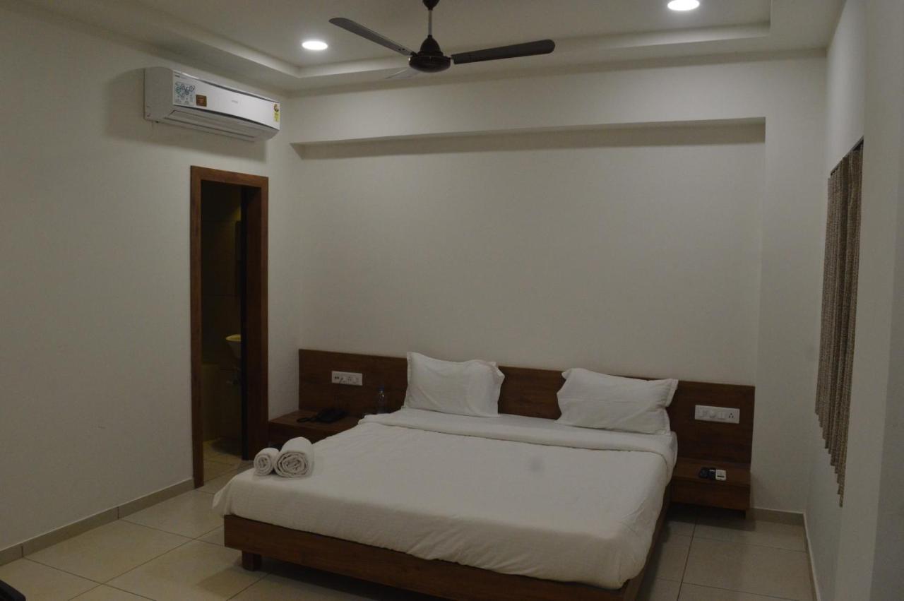 Hotel Revive Veraval Bagian luar foto